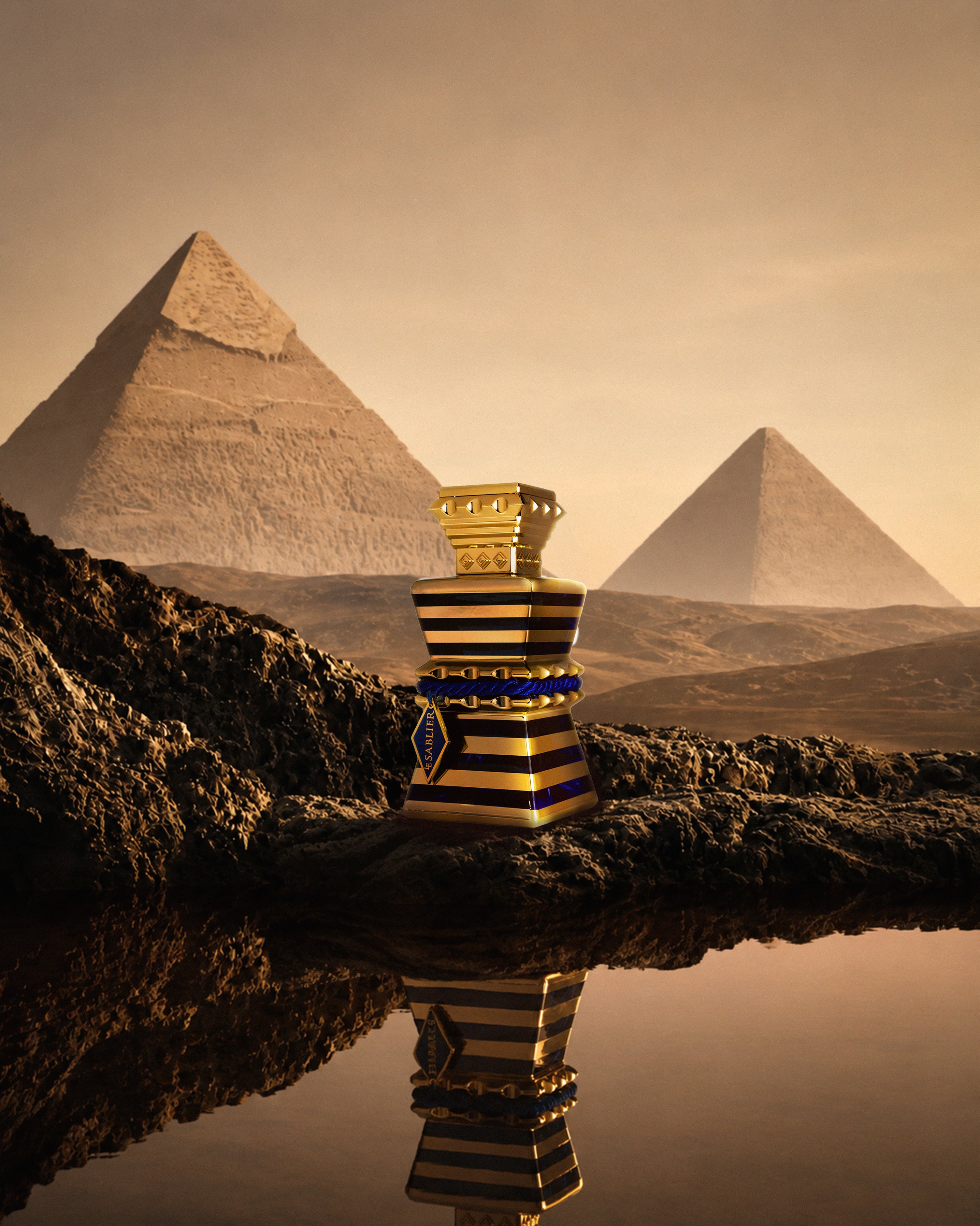 Pharaon extrait de parfum bottle campaign image