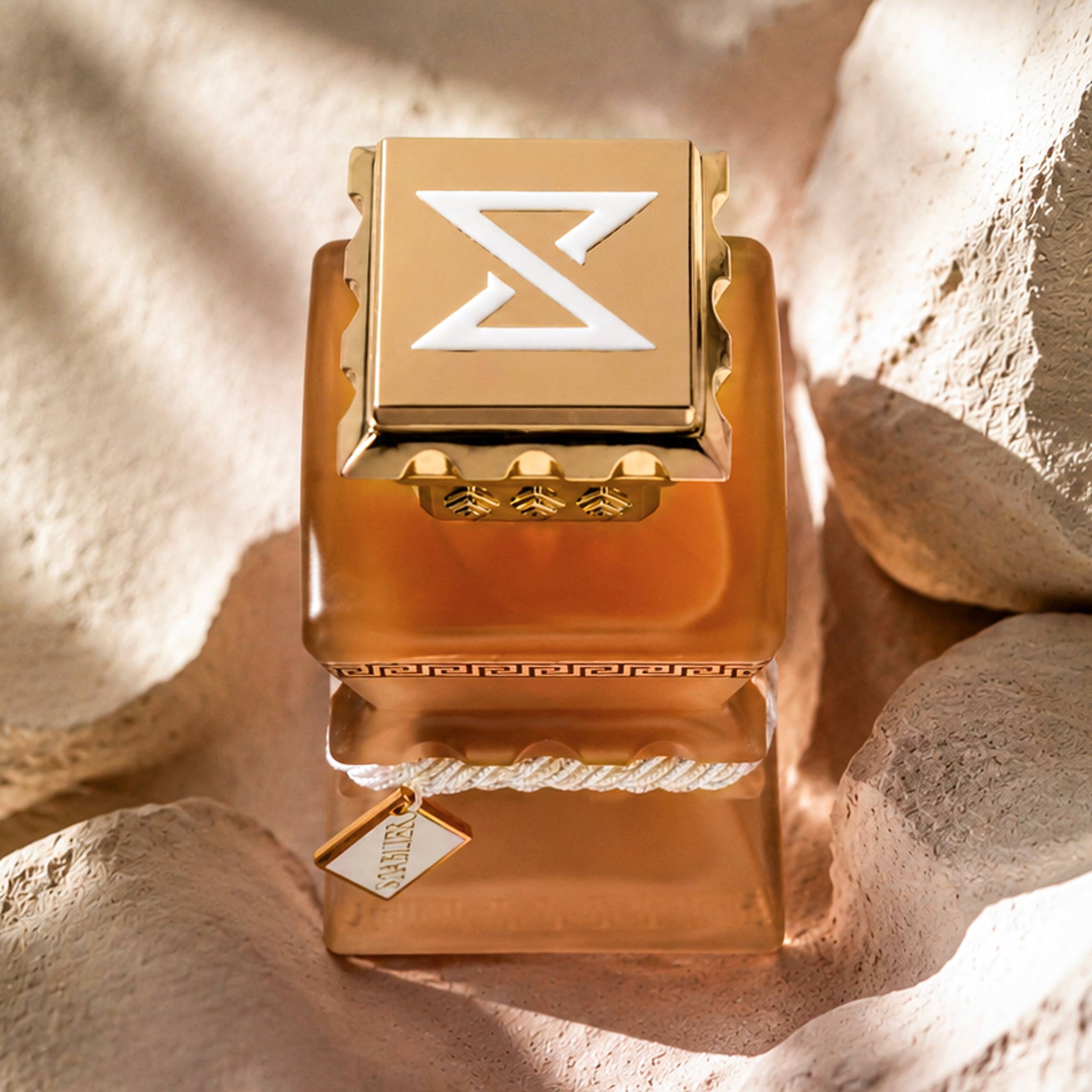 Zeus extrait bottle close-up with gold cap